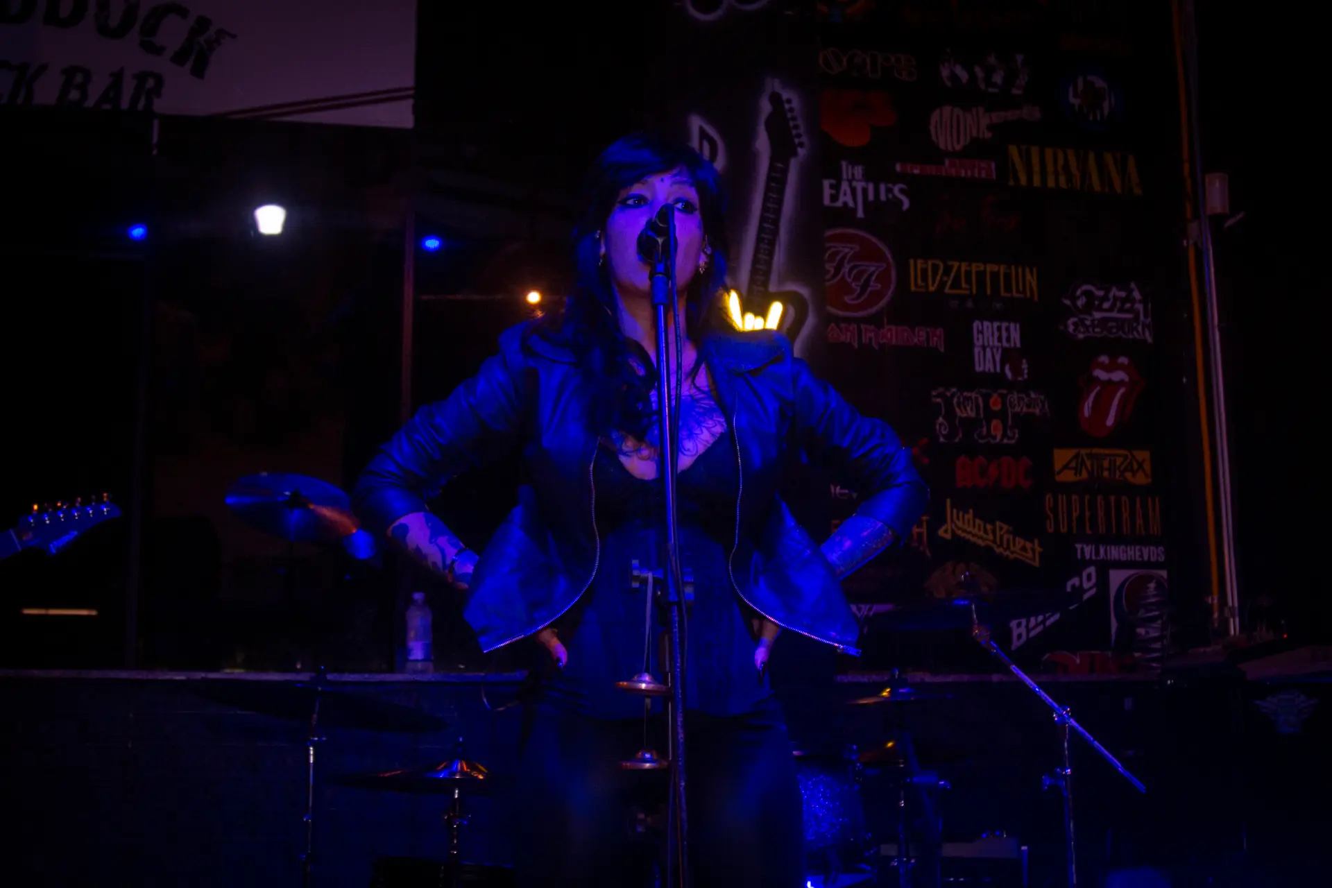 Vocalista sob luz azul no Baddock Rock Bar