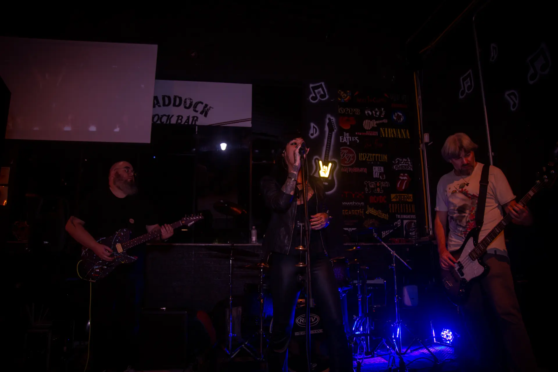 Banda completa no palco durante o show