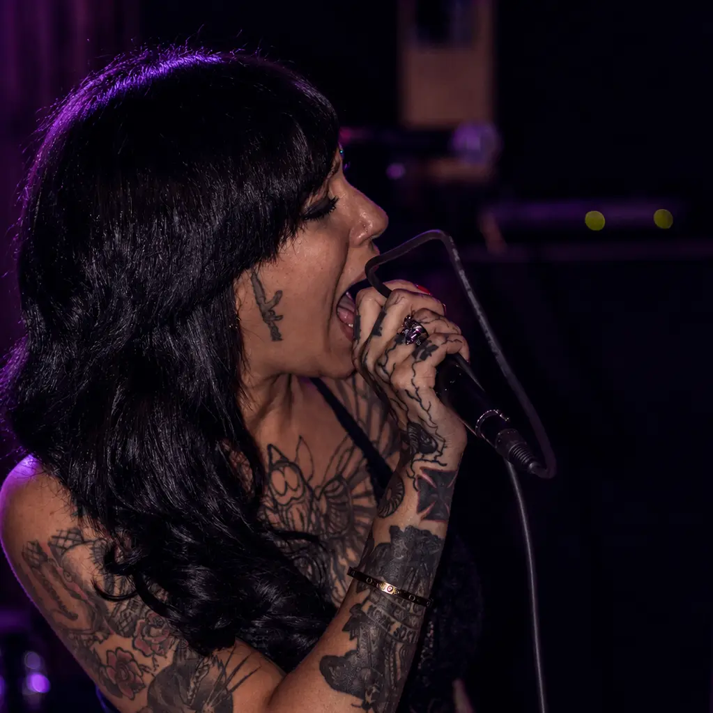 Eduarda Solkoski cantando no palco
