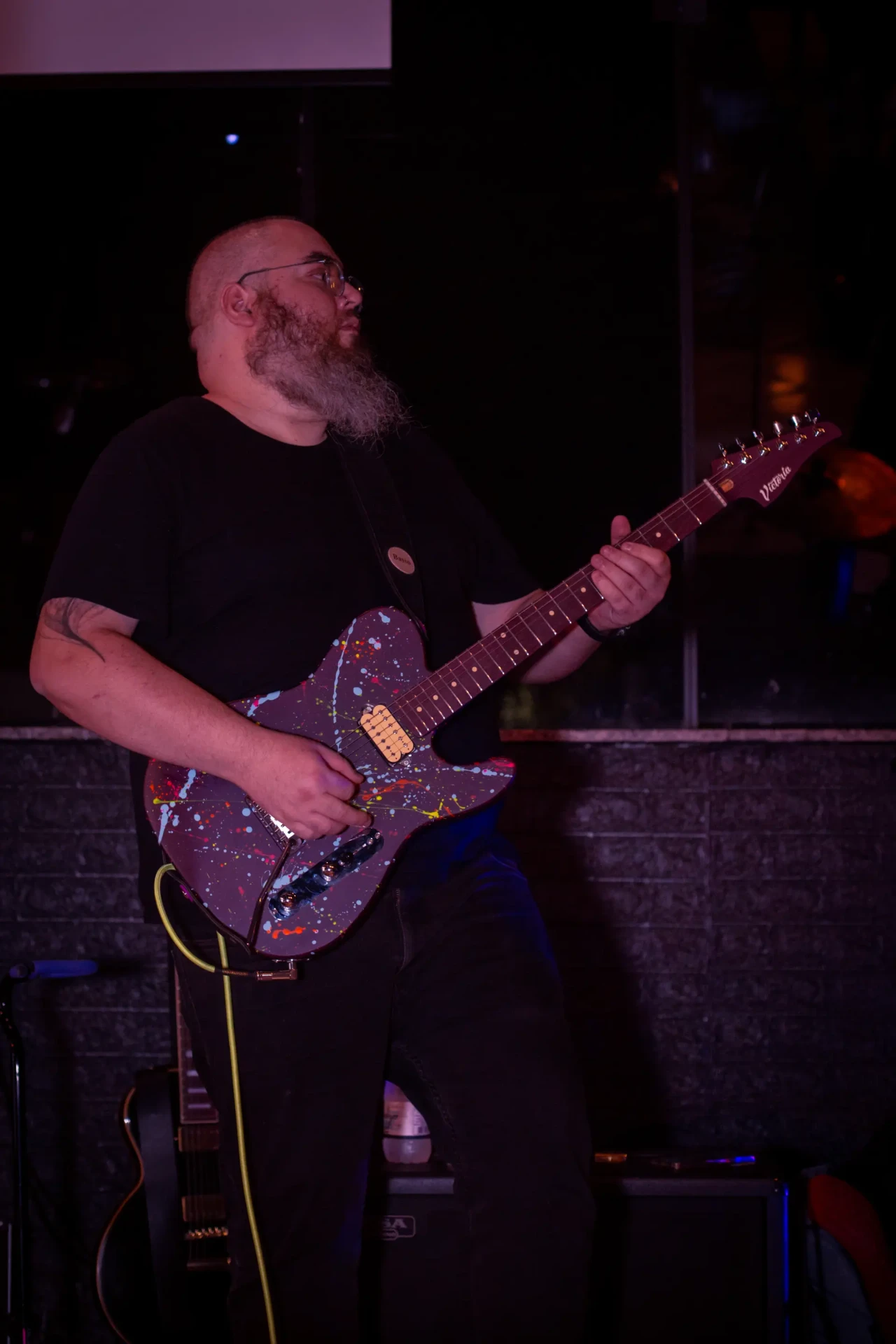 Hugo Rosso tocando guitarra no palco