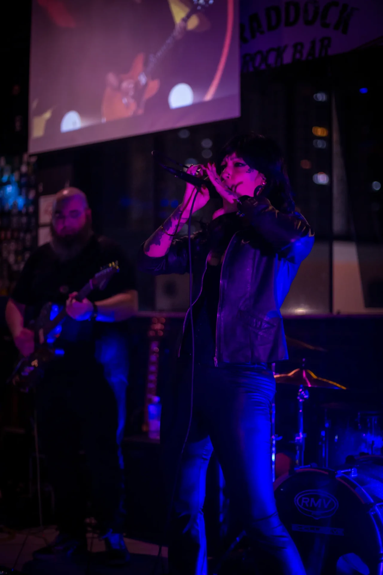 Vocalista e guitarrista durante apresentação