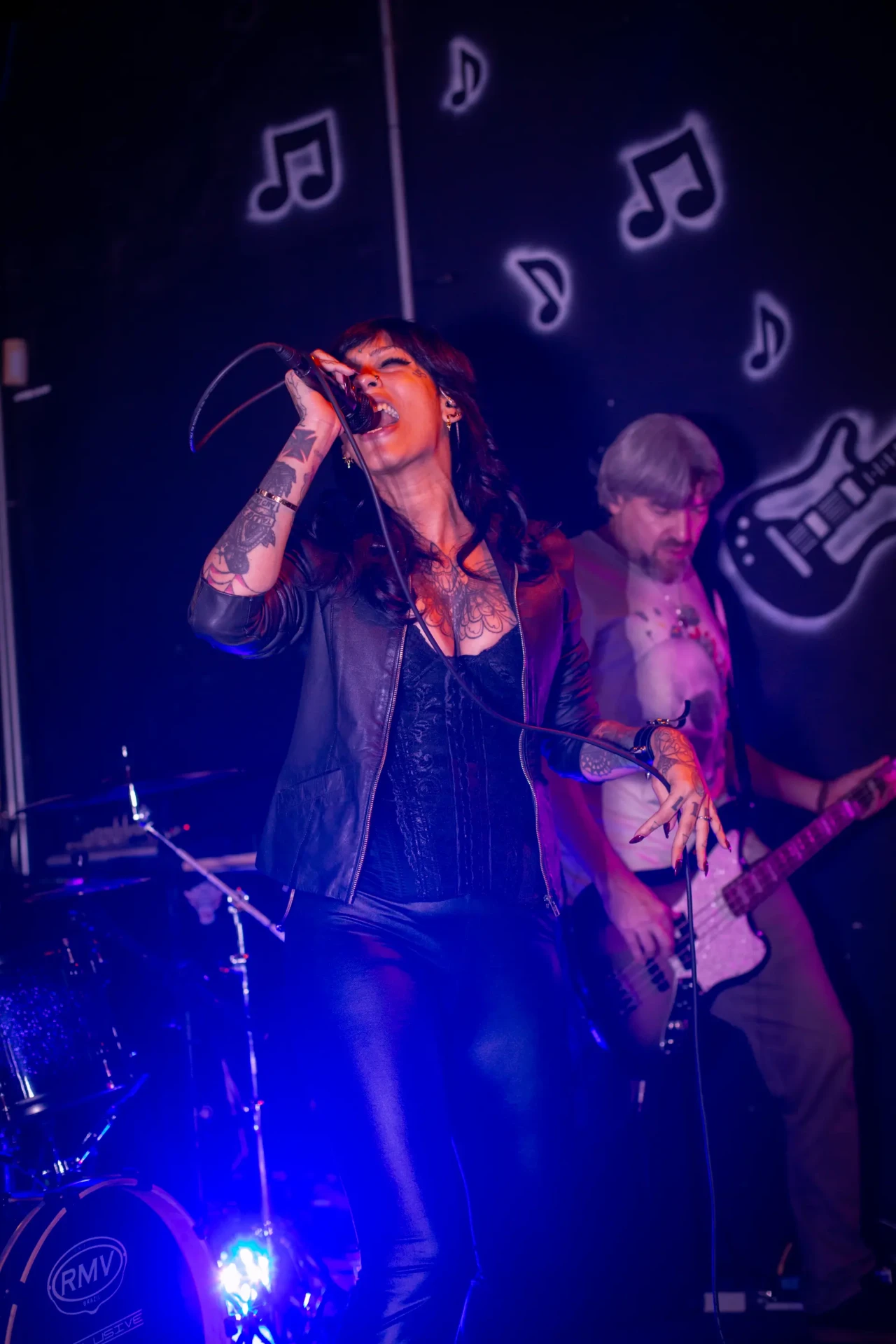 Eduarda Solkoski cantando com intensidade