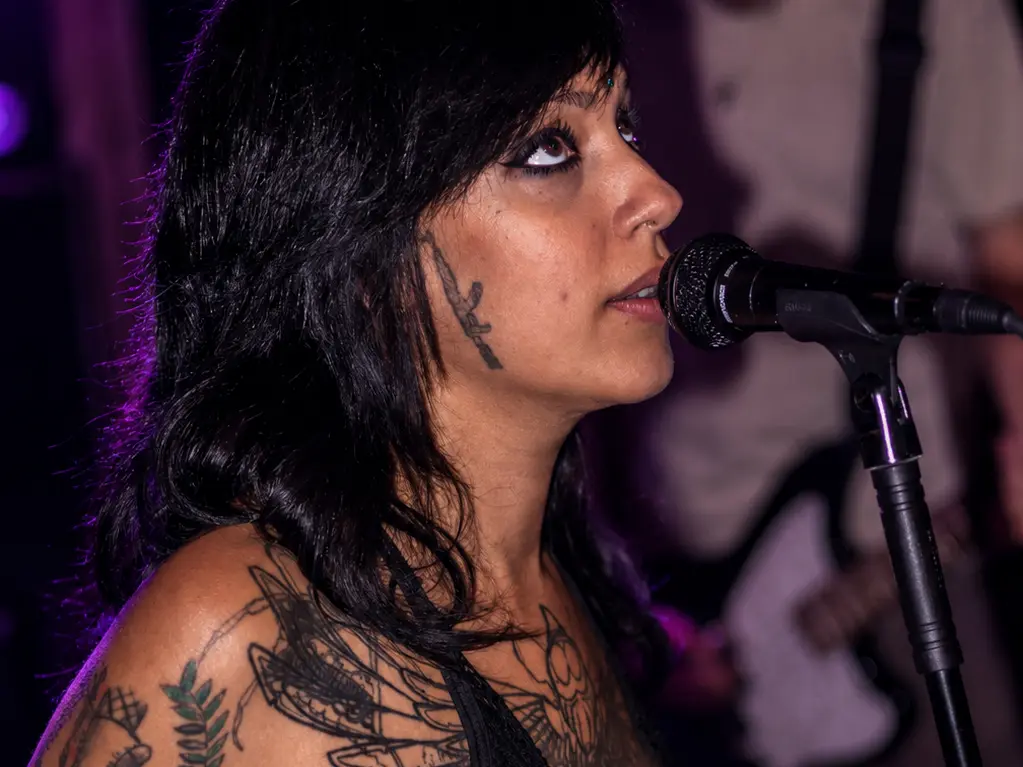 Microfone e vocalista em close