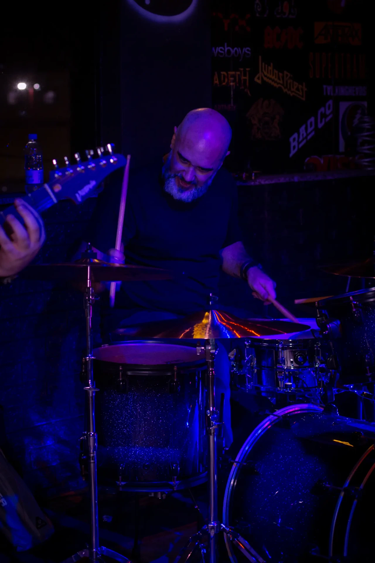 Fabiano Maradei na bateria sob luz azul