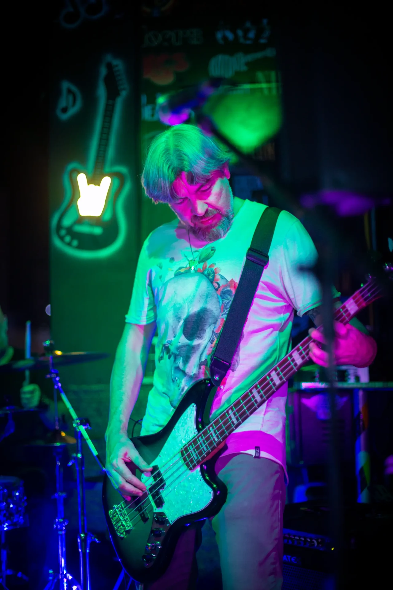 Leandro Forte no baixo sob luzes verdes